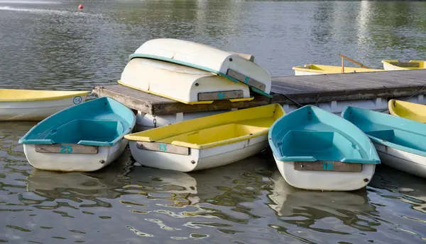 Güneşli havalarda marinada birkaç ahşap tekne halatla bağlanır. Sakin bir su ve güneşli bir gün..