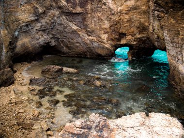 St. Martin Adası 'ndaki Devil' s Hole David 'in Sahil Kayalıkları Mağarası.