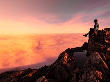 Adam bulutların üzerinden Virginia 'daki Shanandoah Ulusal Parkı' ndaki Stony Man Dağı zirvesine bakıyor.
