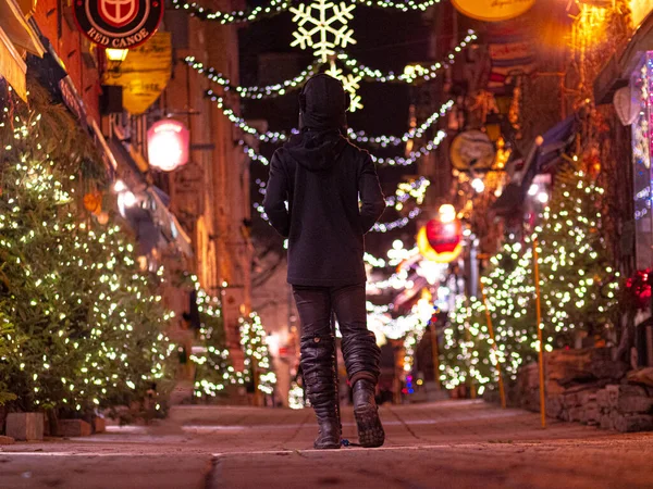 Cobblestone caddesinde gece vakti yürüyen bir çocuk. 