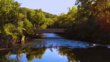 İnsansız hava aracı nehirde uçuyor..
