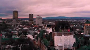 Quebec Kanada 'daki Frontenac şatosunun insansız hava aracı görüntüleri.