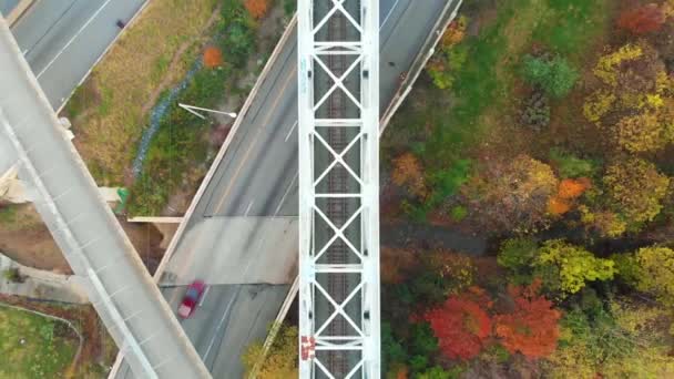 Autos Die Unter Einer Brücke Vorbeifahren Als Drohne Über Ihnen — Stockvideo
