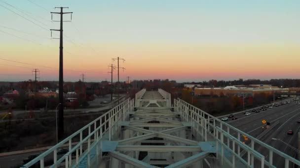 Drone Υψώνεται Πάνω Από Μια Λευκή Γέφυρα Ηλιοβασίλεμα Στην Κοιλάδα — Αρχείο Βίντεο