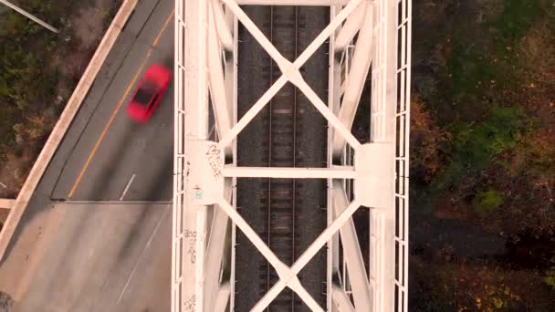 Högt Över Järnvägsbro Klättring Högre Som Bilar Passerar Motorvägen — Stockvideo