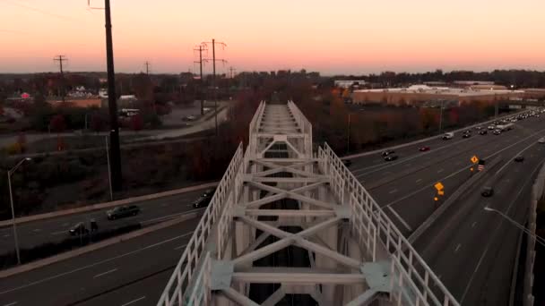 Patrząc Dół Opuszczonej Kolei Wewnątrz Mostu — Wideo stockowe