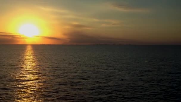 Okyanus Üzerinde Gün Batımı Bir Gemi Manzarasından — Stok video