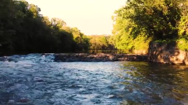 Drone Care Zboară Lungul Pârâului Babbling — Videoclip de stoc