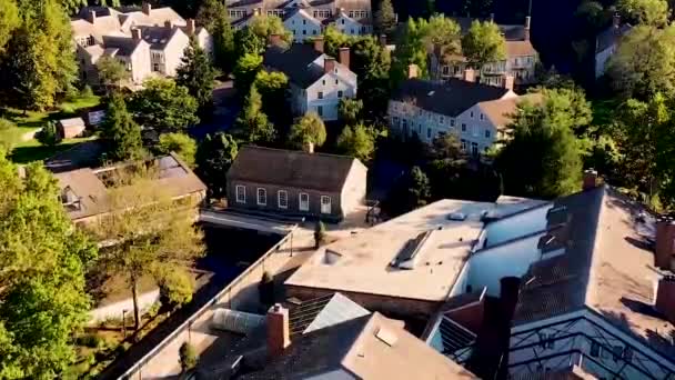 Dron Przelatujący Nad Osobliwymi Domami Stylu Nowej Anglii — Wideo stockowe