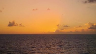 Okyanus üzerinde gün batımı bir gemi manzarasından