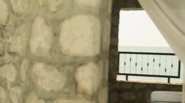 Okyanusa bakan bir kulübede masaj masası.