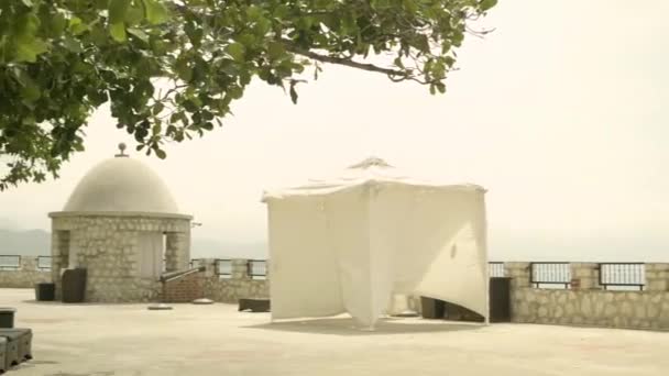 靠近海洋的室外温泉疗养区 配有海滩椅 卡巴纳 按摩床 — 图库视频影像