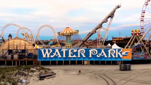 海の近くの遊園地やウォーターパークのドローン映像 — ストック動画
