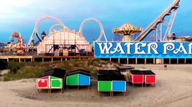 Okyanus kenarındaki lunapark / su parkının insansız hava aracı görüntüleri.