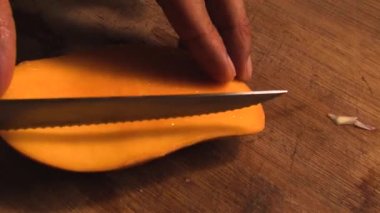 Olgun bir mangoyu küp küp doğramak 