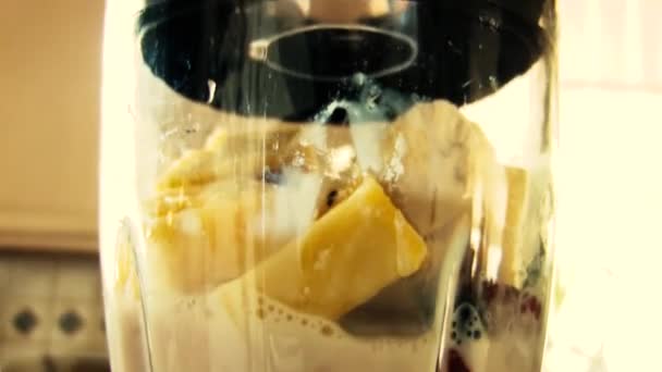 Misturando Frutas Para Fazer Smoothie Morangos Mirtilos Bananas Câmera Inclinação — Vídeo de Stock