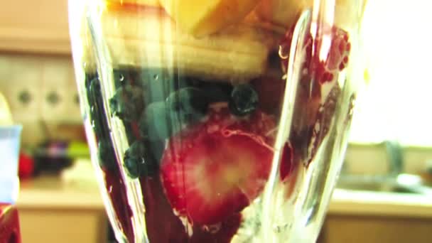 Ρίχνει Γάλα Ένα Μπλέντερ Για Κάνει Ένα Smoothie Φρούτα Φράουλες — Αρχείο Βίντεο