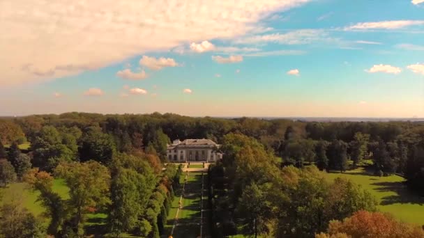 ペンシルベニア州の庭園にあるネムールの邸宅のドローン映像です — ストック動画