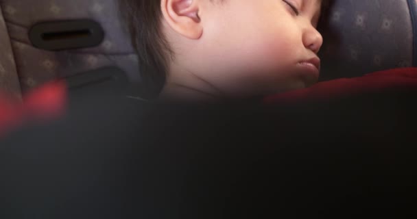 Κοντινό Πλάνο Του Μικρού Αγοριού Που Κοιμάται Παιδικό Κάθισμα — Αρχείο Βίντεο