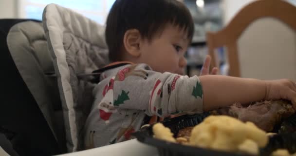 Koyu Saçlı Bebek Evde Yemek Yiyor — Stok video