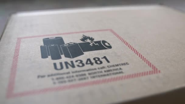 Ετικέτα Προειδοποίησης Μπαταρίας Λιθίου Un3841 Τοποθετημένη Συσκευασία — Αρχείο Βίντεο