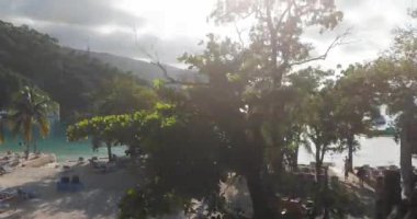 Ağaçların üzerinden yükselen drone okyanusu ve sıradağları ortaya çıkarıyor