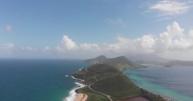 Karayipler 'deki dağ sırasının havadan görünüşü