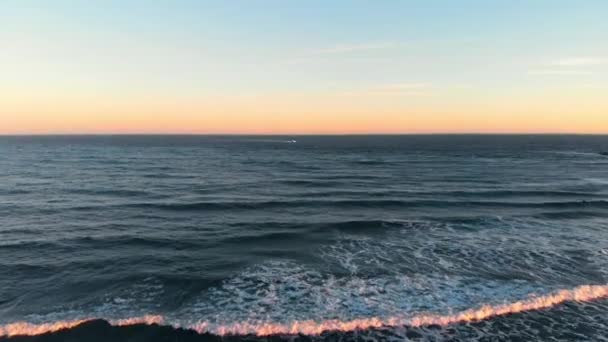 Drone Video Waves Breaking Beach — Video Stock