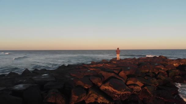 Безпілотне Відео Чоловіка Риболовля Дріб Язковому Заході Сонця — стокове відео