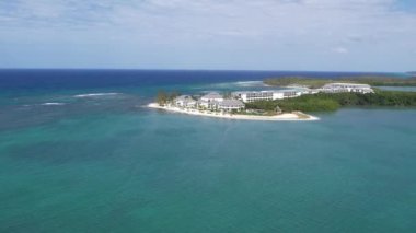 Falmouth Jamaika 'daki otel mimarisinin insansız hava aracı videosu.