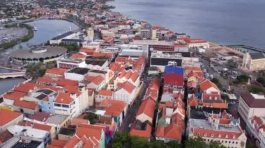 Willemstad Curaao 'daki renkli evlerin insansız hava aracı videosu.
