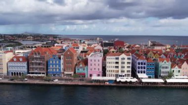 Willemstad Curaao 'daki renkli evlerin insansız hava aracı videosu.