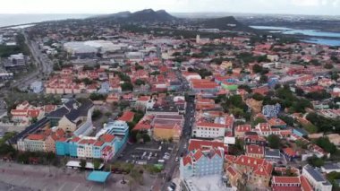 Willemstad Curaao 'daki renkli evlerin insansız hava aracı videosu.