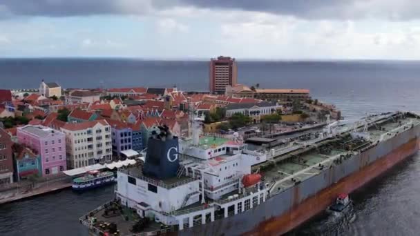 库拉索岛一艘大型船舶离开游轮港的无人驾驶镜头 — 图库视频影像
