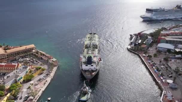 Nagranie Drona Dużego Statku Opuszczającego Port Wycieczkowy Curacao — Wideo stockowe