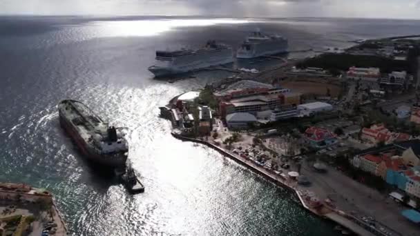 キュラソー港外に停泊中のクルーズ船のドローン映像 — ストック動画