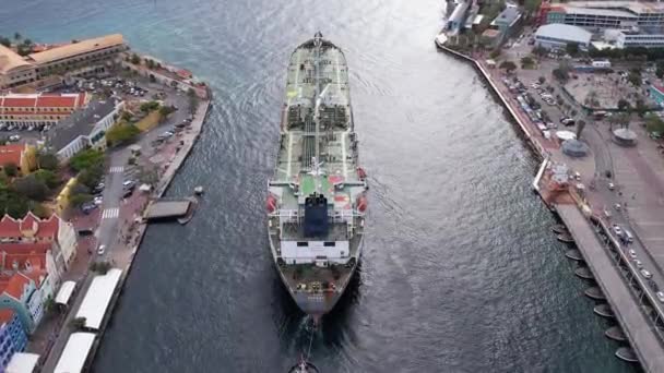 Запись Беспилотника Большого Корабля Выходящего Круизного Порта Курасао — стоковое видео