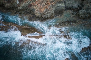 Kayalara çarpan dalgaların yukarıdan aşağıya doğru görüntüsü