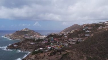Karayipler 'deki St. Maarten Adası' ndaki bir ada kasabasının insansız hava aracı görüntüleri.