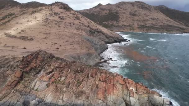 Drone Memudar Laut Dari Tebing Berbatu Dan Daerah Moutainous Karibia — Stok Video