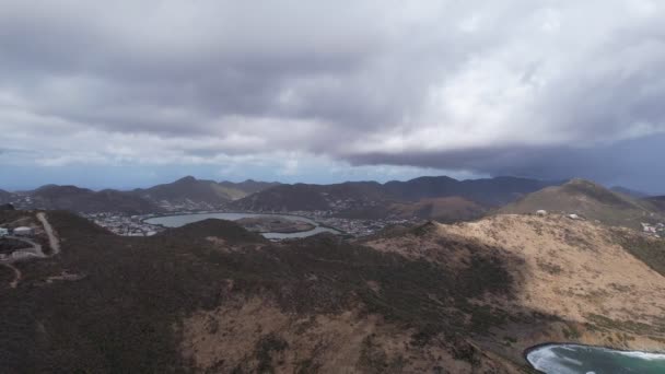 カリブ海のサン マルテン島の山岳地帯のドローン映像です — ストック動画