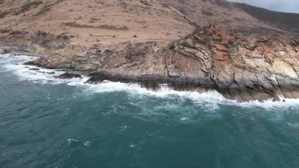 Bezpilotní Záběry Vln Narážejících Skalnatý Terén Karibiku — Stock video