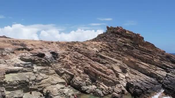 Drone Beelden Van Golven Crashen Tegen Rotsachtig Terrein Caribbean — Stockvideo