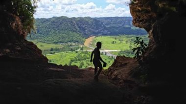 Arecibo Puerto Rico 'daki doğal pencere mağarasını keşfeden yürüyüşçü. 