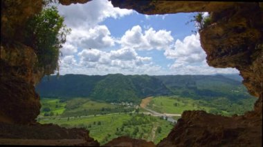 Arecibo Puerto Rico 'da Cueva Ventana doğal pencere mağarası açılıyor. 