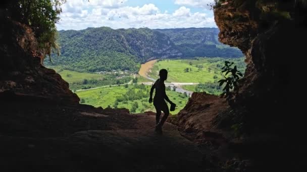 Túrázó Felfedező Cueva Ventana Természetes Ablak Barlang Nyílás Arecibo Puerto — Stock videók