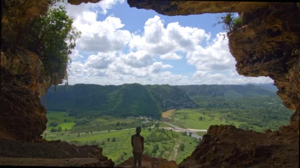 Túrázó Kilátással Cueva Ventana Természetes Ablak Barlang Nyílás Arecibo Puerto — Stock videók