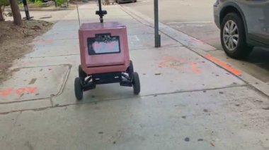 Otomatik çalışan robot kaldırım kenarı teslimatı yapıyor