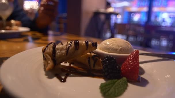 Chimichanga Stropită Sos Ciocolată Parte Înghețată Vanilie — Videoclip de stoc