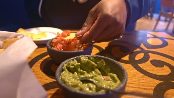 Nacho Chips Salsa Und Guacamole Tauchen — Stockvideo